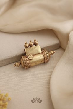 Alternative view of Pendant Avni