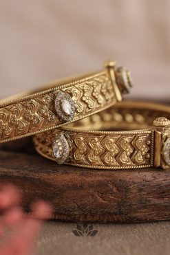 Alternative view of Bangle Thaniga