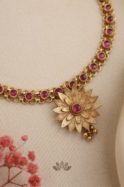 Alternative view of Necklace Vinaya